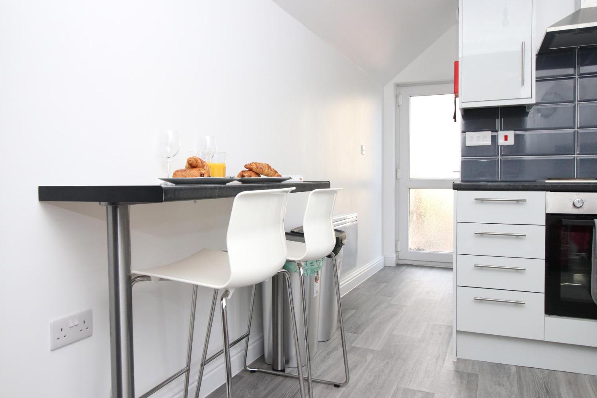 Modern Guesthouse, Fast Wi-Fi, Street Free Parking, Central, Fully Equipped Кардиф Екстериор снимка