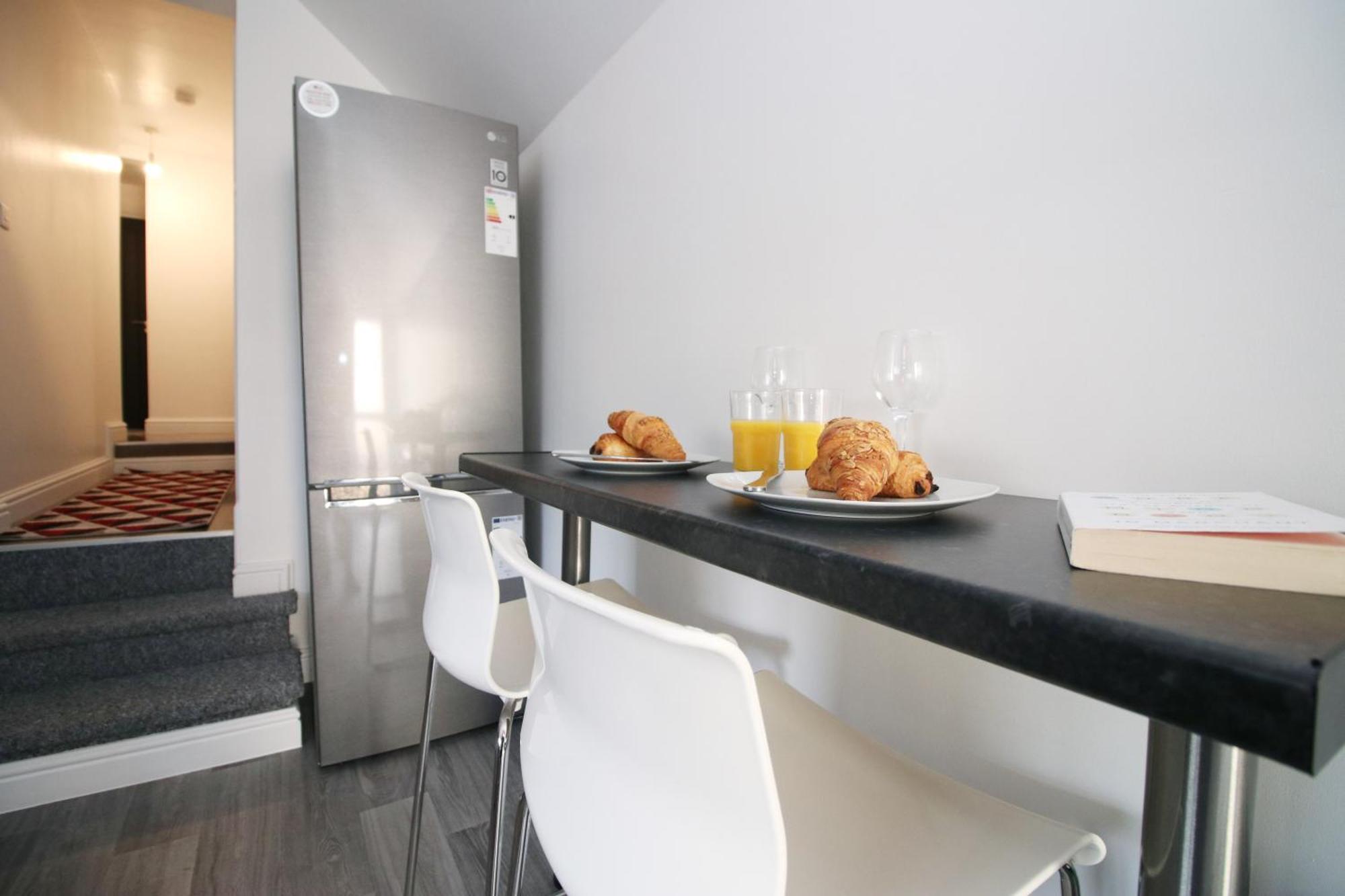Modern Guesthouse, Fast Wi-Fi, Street Free Parking, Central, Fully Equipped Кардиф Екстериор снимка