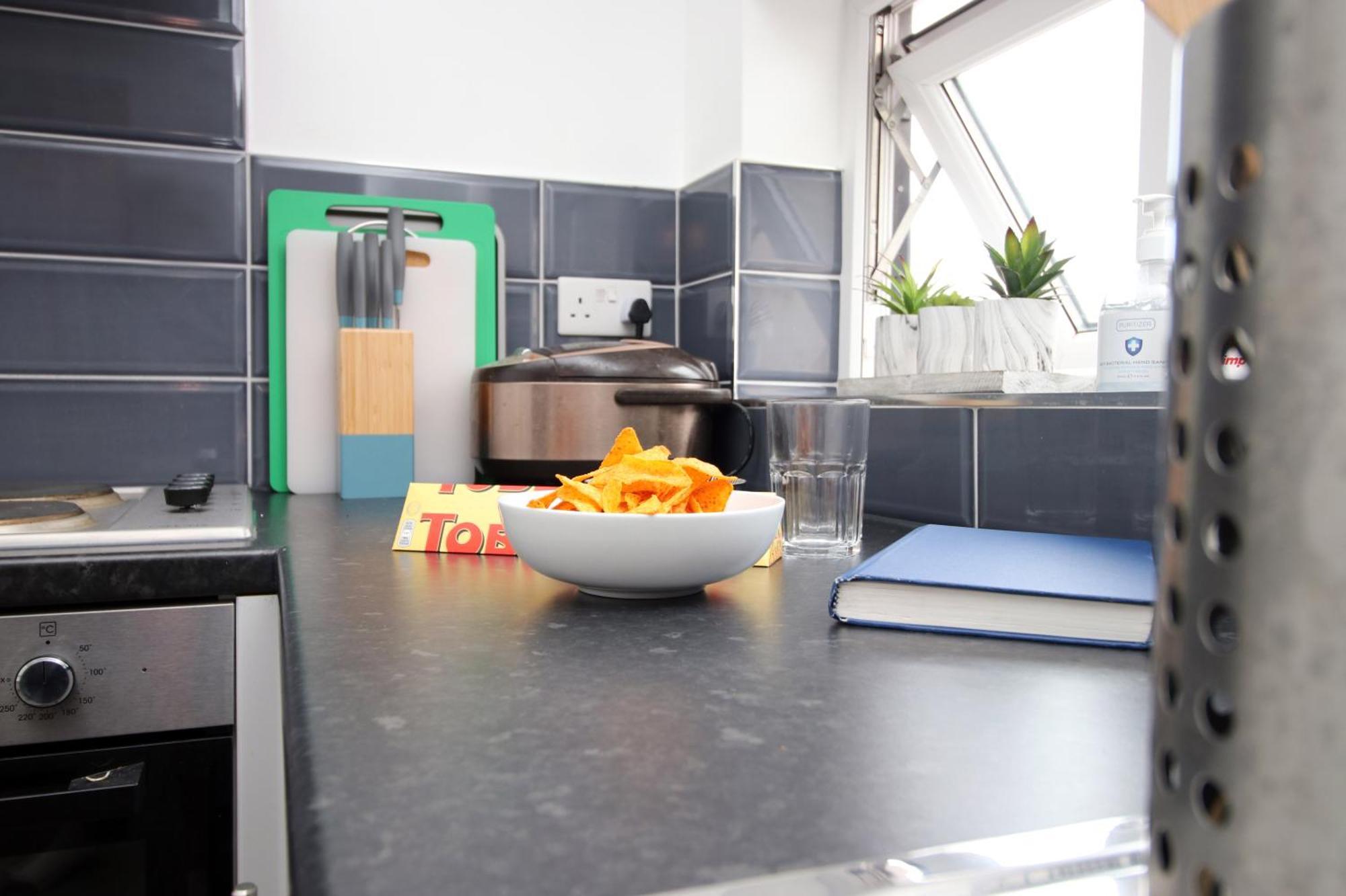 Modern Guesthouse, Fast Wi-Fi, Street Free Parking, Central, Fully Equipped Кардиф Екстериор снимка