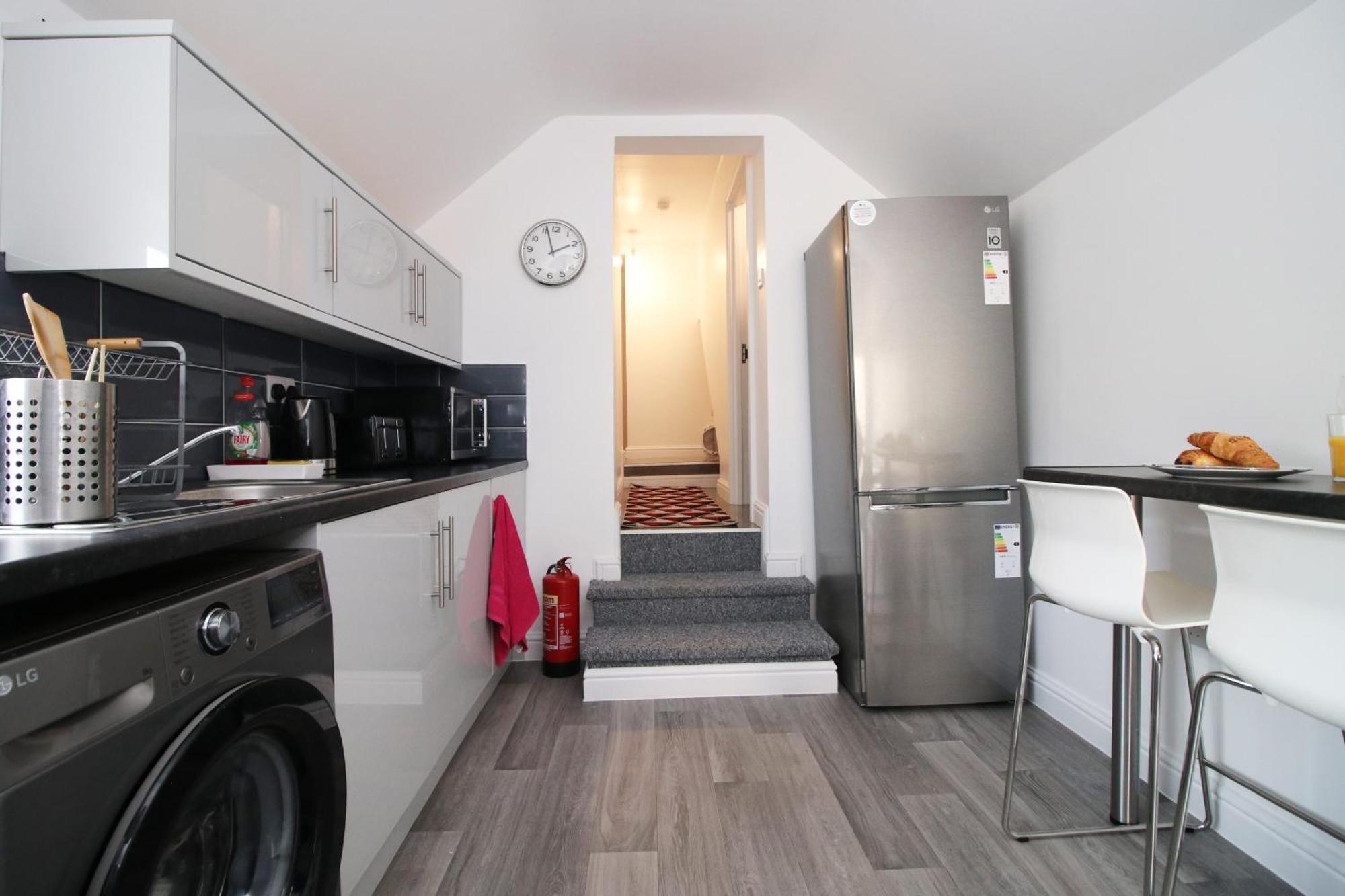 Modern Guesthouse, Fast Wi-Fi, Street Free Parking, Central, Fully Equipped Кардиф Екстериор снимка